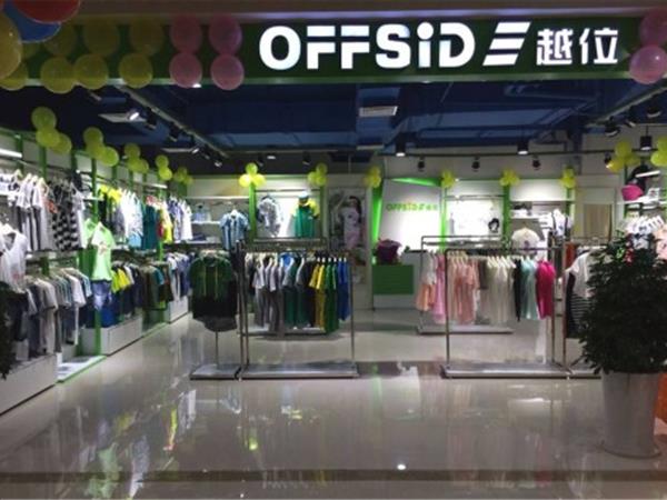 越位少年装童装店铺展示