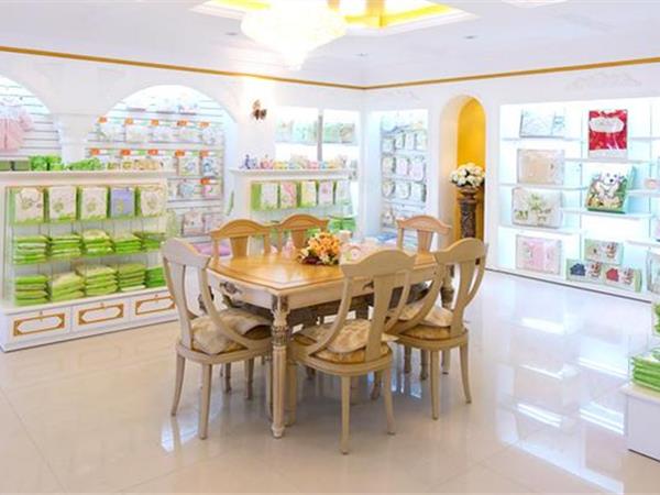比亲童装店铺展示
