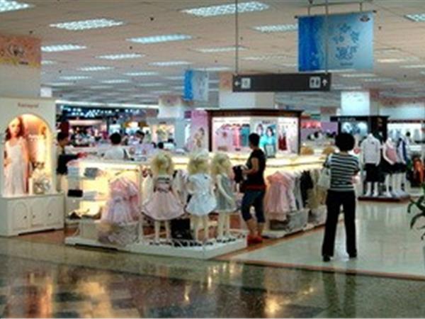 法纳贝儿童装店铺展示