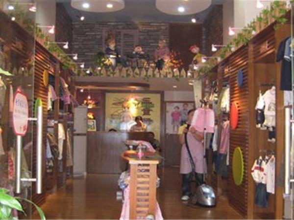 三童行童装店铺展示