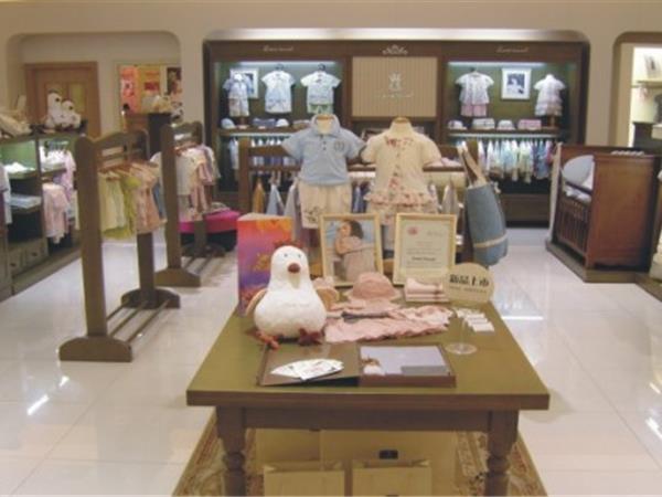 因否童装店铺展示