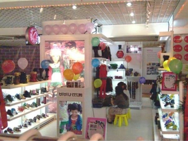 比比我童装店铺展示
