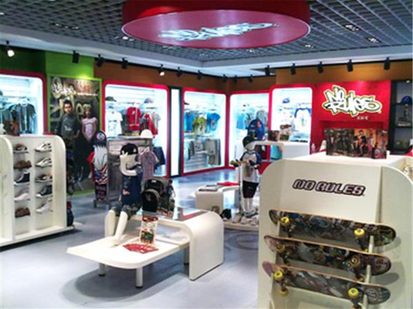 诺路斯童装店铺展示