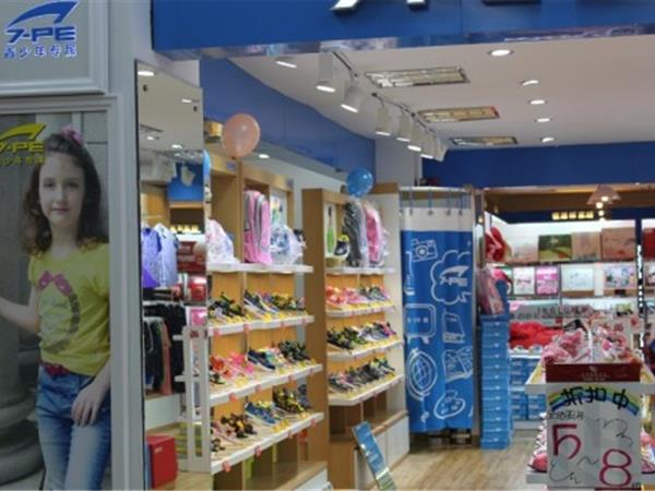 七波辉童装店铺展示