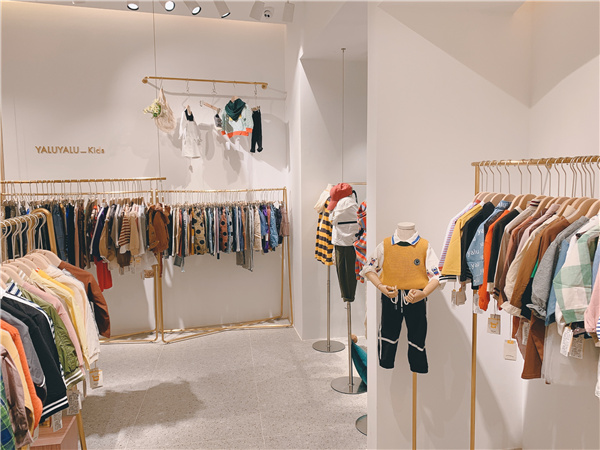 花田彩童装店铺展示