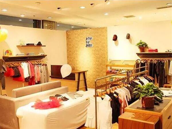 江南布衣童装店铺展示