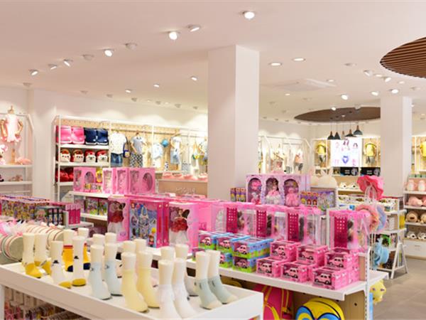 唛吉乐童装店铺展示