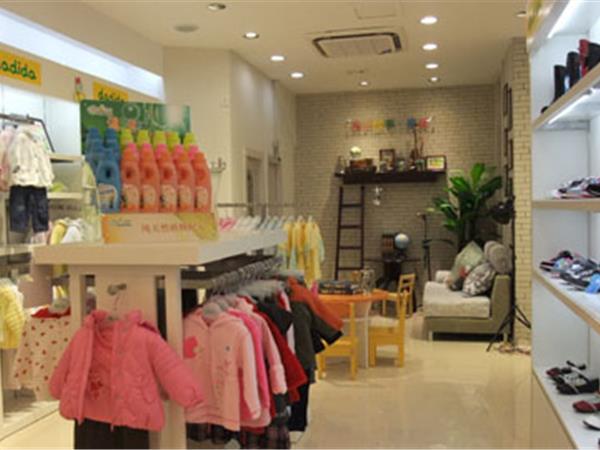 嗒嘀嗒童装店铺展示