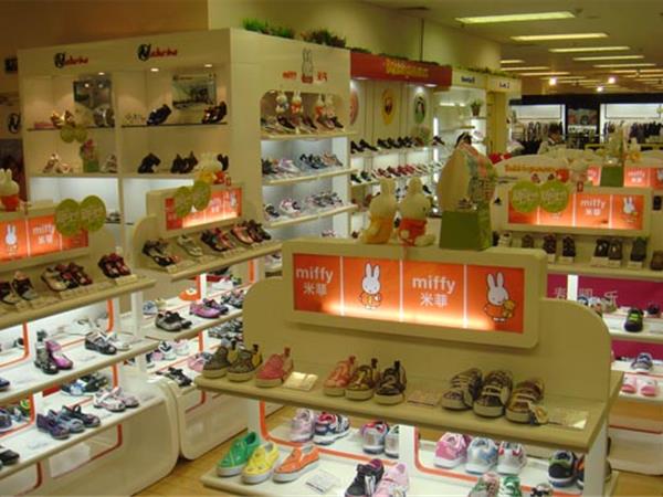 米菲童鞋童装店铺展示
