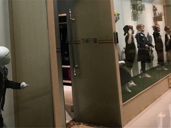 布童凡想童装店铺展示