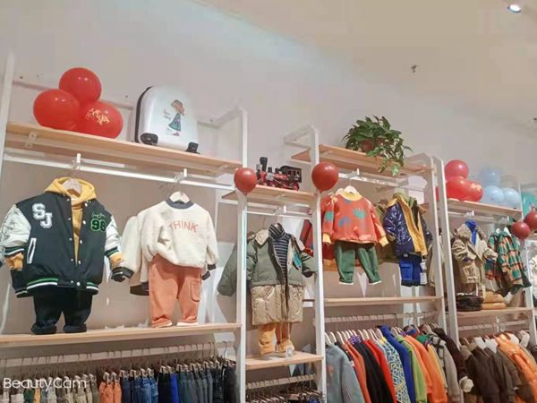 妈爱家童品童装店铺展示