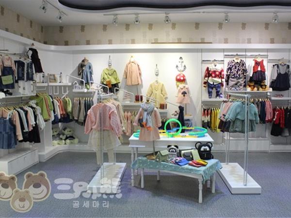 三只小熊童装店铺展示