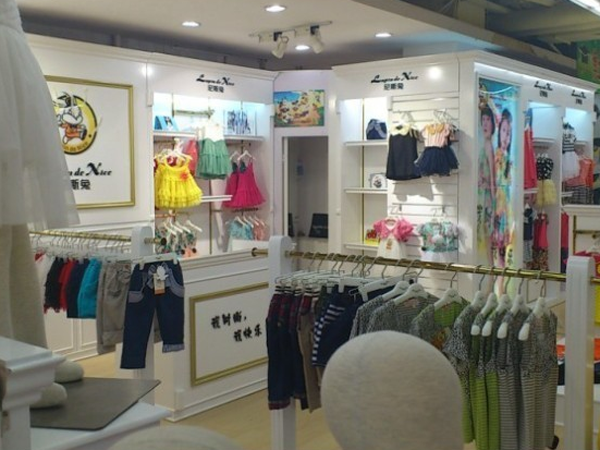 尼斯兔童装店铺展示