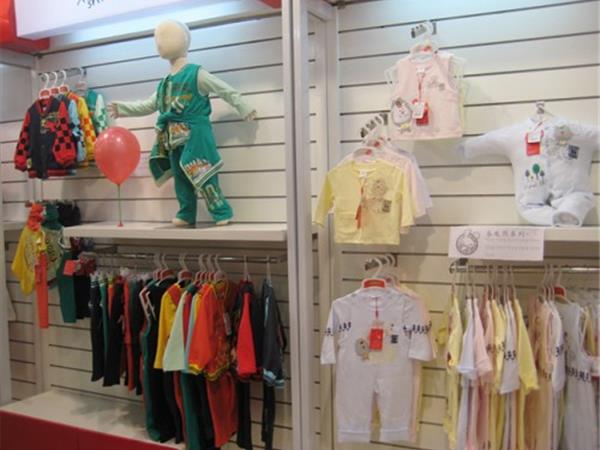 小石头童装店铺展示