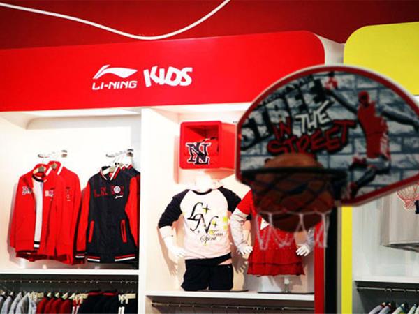 李宁童装店铺展示