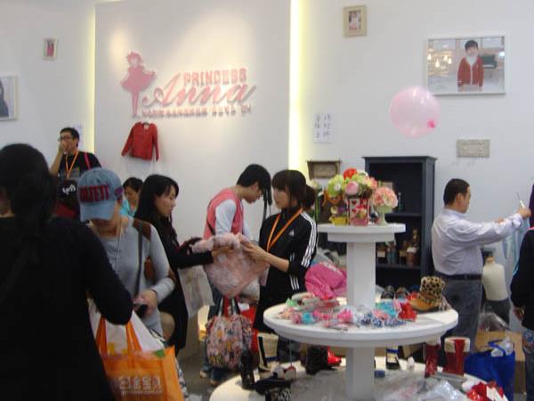 公主安娜童装店铺展示