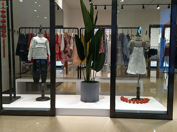 木子童装店铺展示