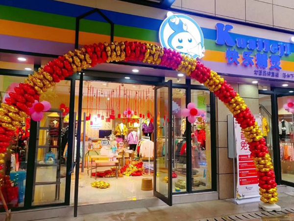 快乐精灵童装店铺展示