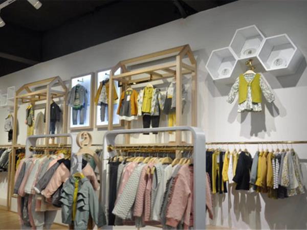 圣町顿童装店铺展示
