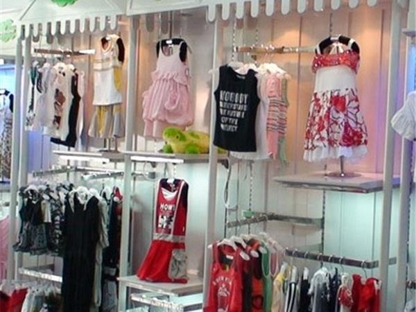 拉童木童装店铺展示