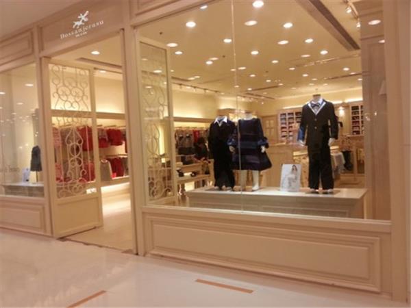 波仕童装店铺展示