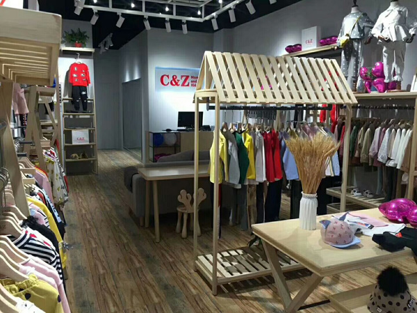 崇者童装店铺展示