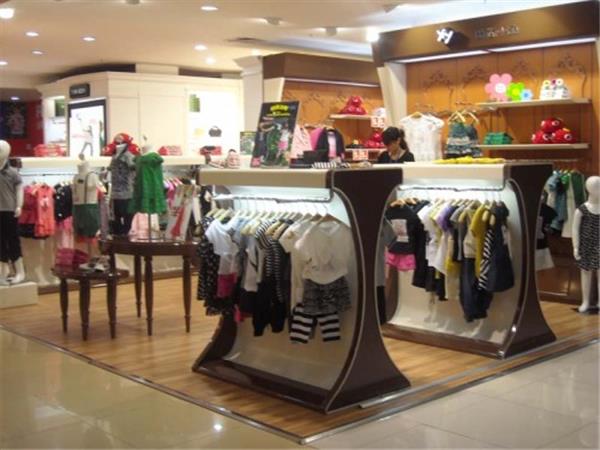 时尚小鱼童装店铺展示