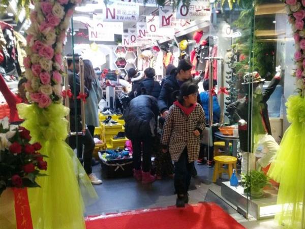 越也童装店铺展示