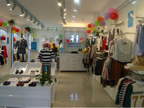 两个小朋友童装店铺展示