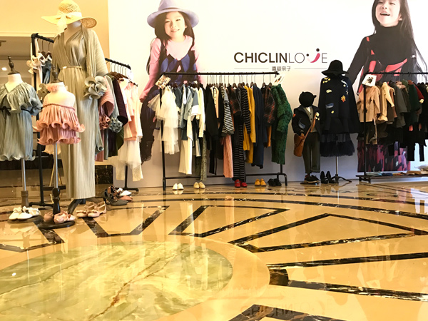 喜爱亲子童装店铺展示