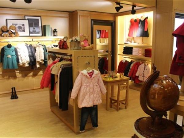 T100baby童装店铺展示