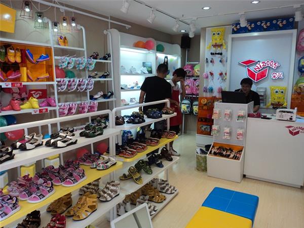 奈足童装店铺展示