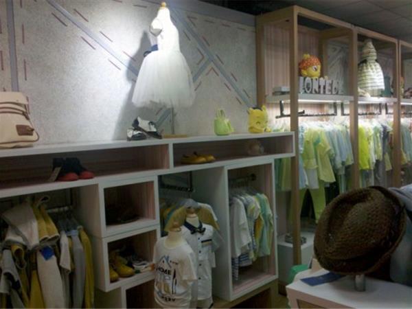 龙太子童装店铺展示