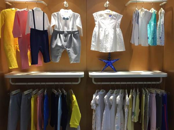 咔咔小象童装店铺展示