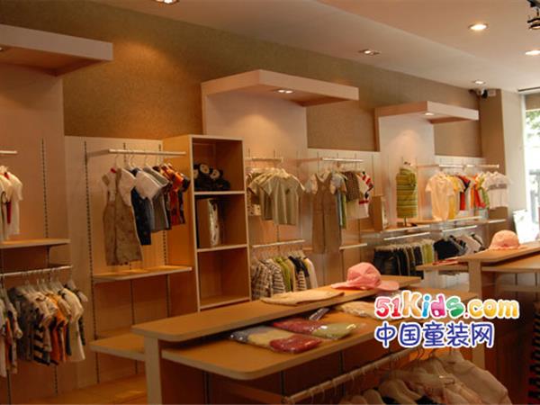 风镜小鸭童装店铺展示