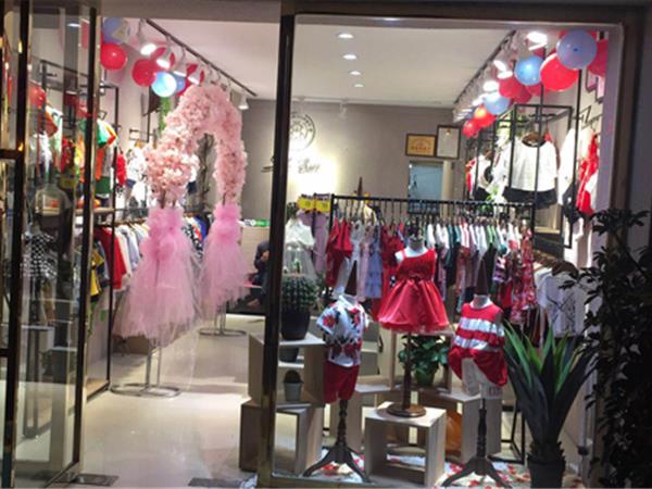 态熊童装店铺展示