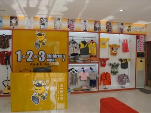 1+2=3童装店铺展示