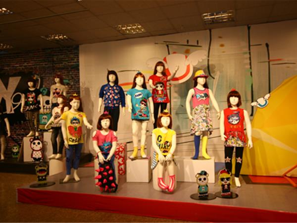 俏比儿童站童装店铺展示