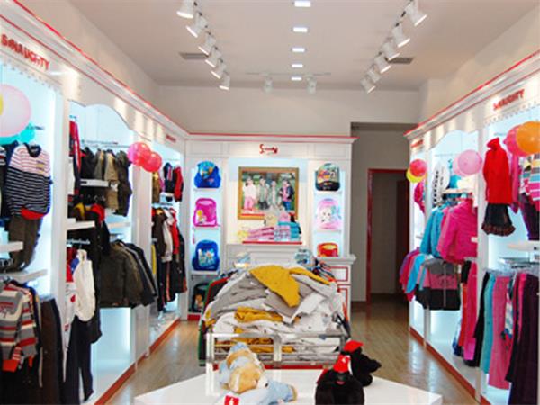 小玩皮童装店铺展示