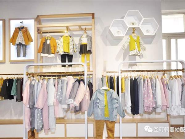 圣町顿童装店铺展示