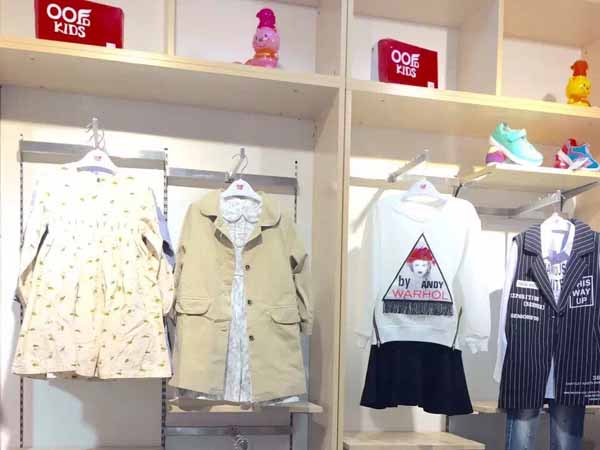 00后童装店铺展示