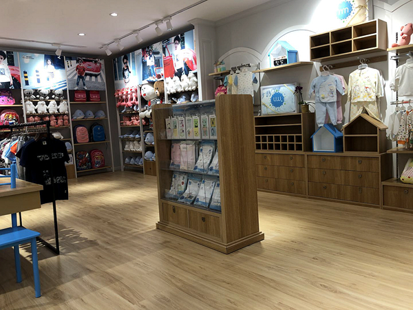 童品壹仓童装店铺展示