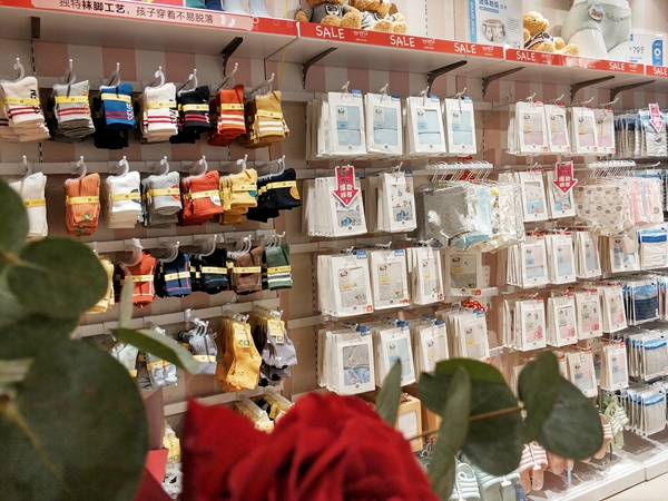 画笔王子童装店铺展示