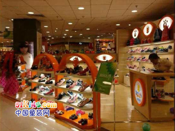 四季熊童装店铺展示