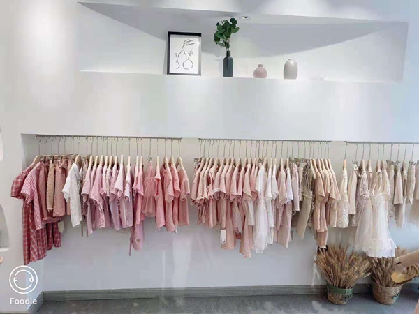 昕季雨童装店铺展示