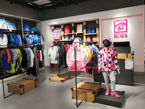 探路者童装店铺展示