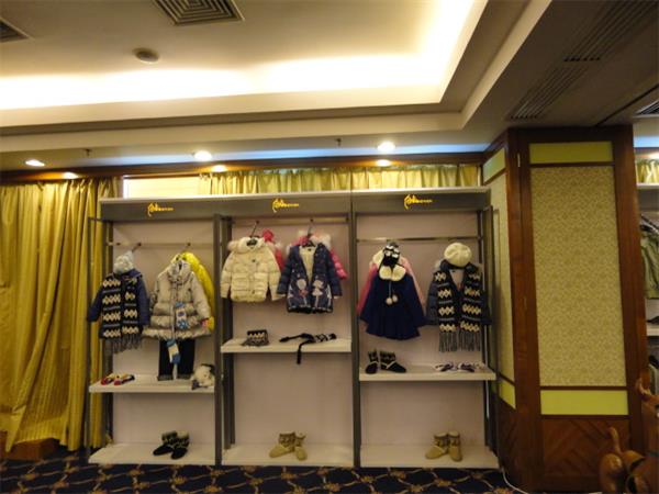 比利小鸡童装店铺展示