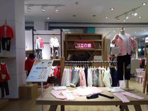 豆豆衣橱童装店铺展示