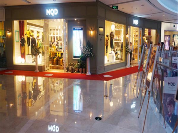 马骑顿童装店铺展示