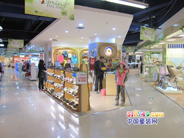 垦牧童装店铺展示